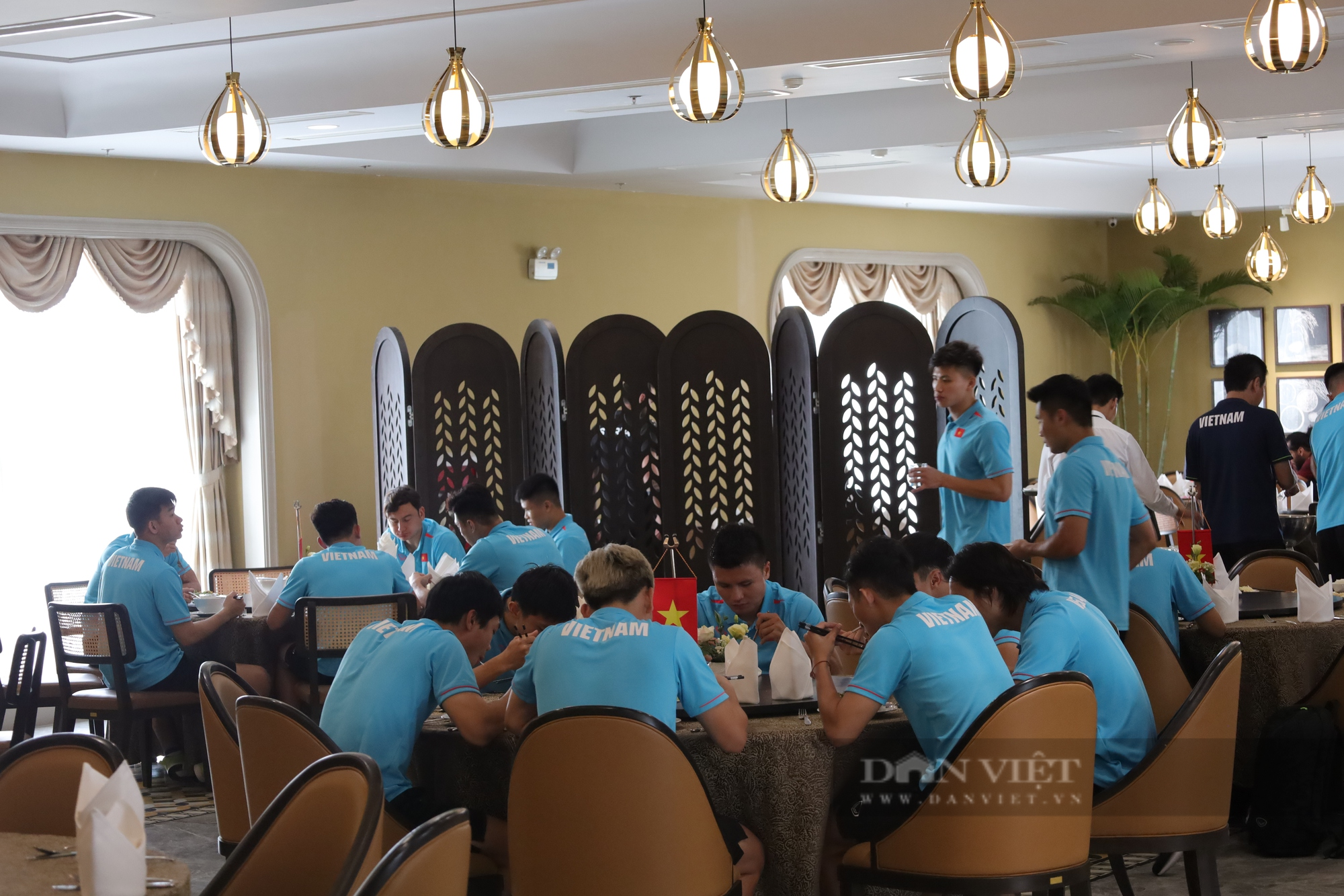 Bữa ăn của ĐT Việt Nam như thế nào khi đến Nam Định? - Ảnh 12.