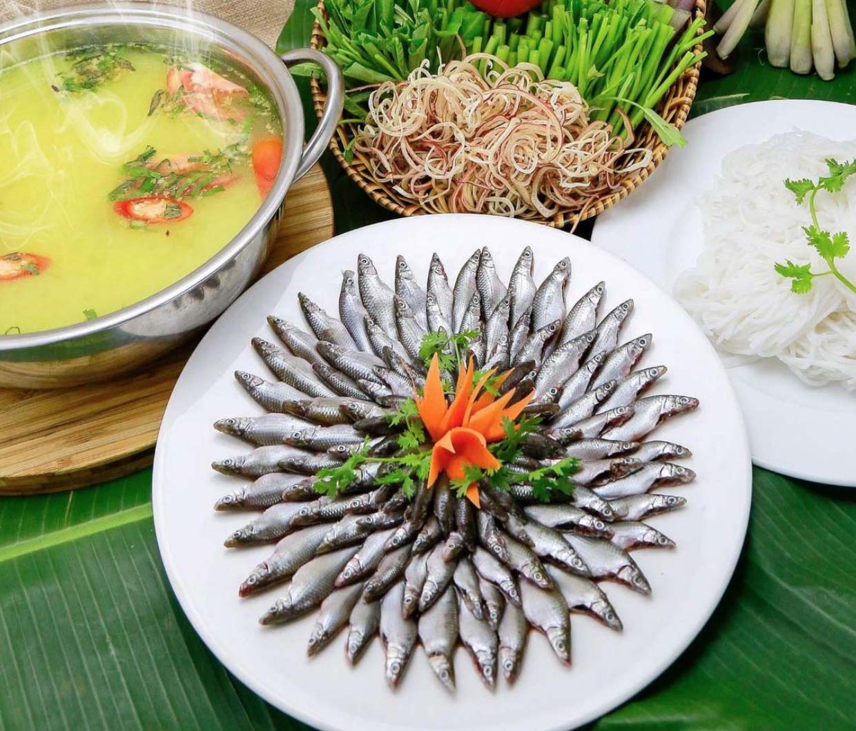 Độc đáo với trải nghiệm trên du thuyền và thưởng thức ẩm thực ba miền Bắc, Trung, Nam - Ảnh 7.
