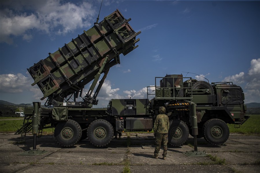 Chỉ huy đơn vị Patriot Ukraine tiết lộ cách bắn hạ tên lửa Kh-47 Kinzhal - Ảnh 1.