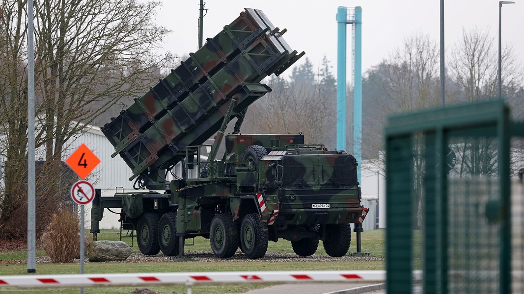 Chỉ huy đơn vị Patriot Ukraine tiết lộ cách bắn hạ tên lửa Kh-47 Kinzhal - Ảnh 13.