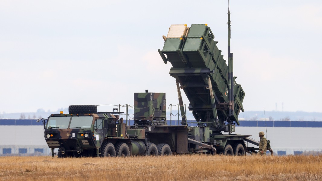 Chỉ huy đơn vị Patriot Ukraine tiết lộ cách bắn hạ tên lửa Kh-47 Kinzhal - Ảnh 5.