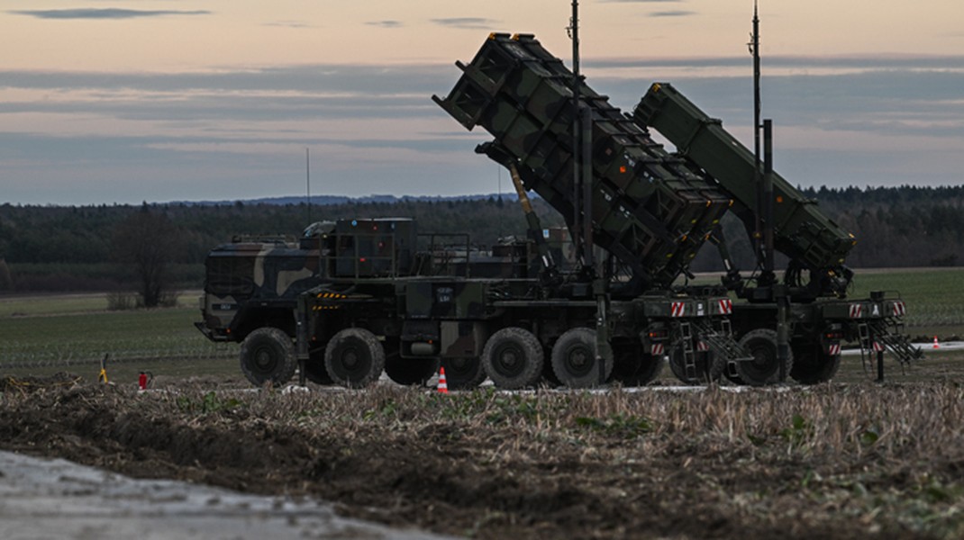 Chỉ huy đơn vị Patriot Ukraine tiết lộ cách bắn hạ tên lửa Kh-47 Kinzhal - Ảnh 7.