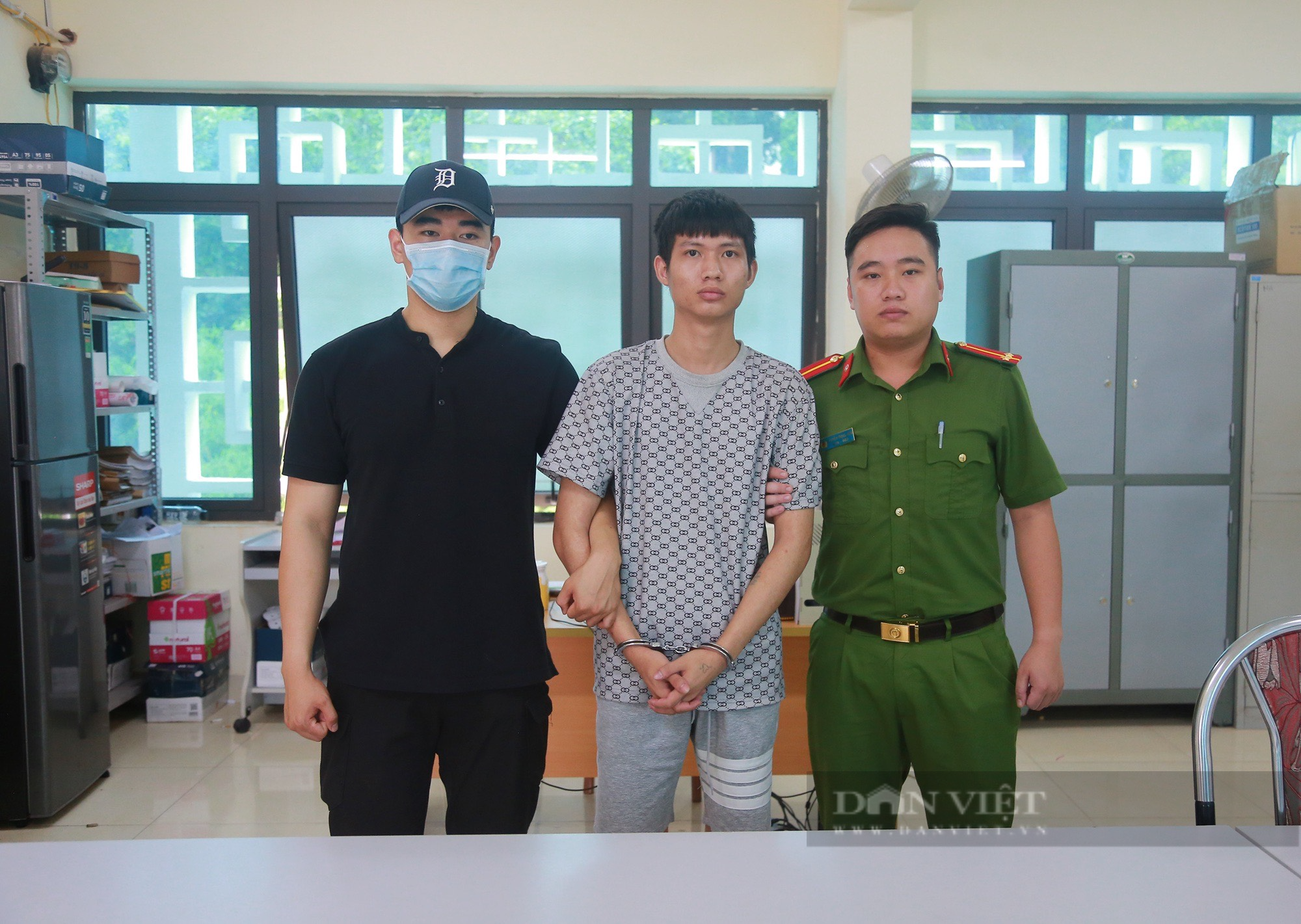 Bắt giữ đối tượng truy nã nguy hiểm lẩn trốn tại khu vực biên giới - Ảnh 1.
