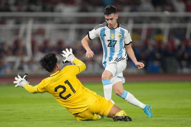 Paredes &quot;nã đại bác&quot;, Argentina đánh bại Indonesia 2-0 - Ảnh 3.