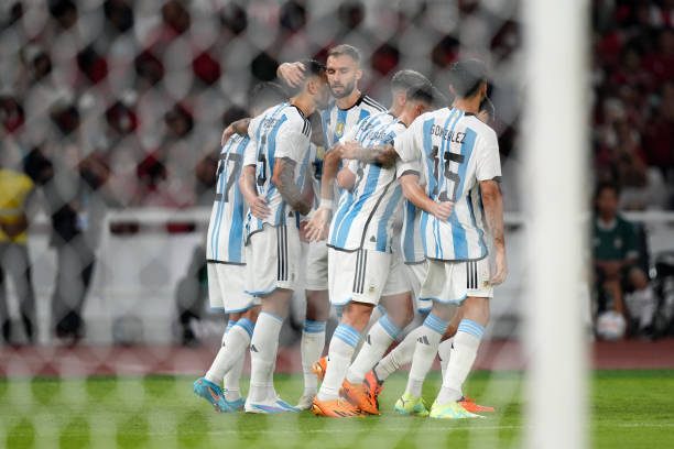 Paredes &quot;nã đại bác&quot;, Argentina đánh bại Indonesia 2-0 - Ảnh 5.