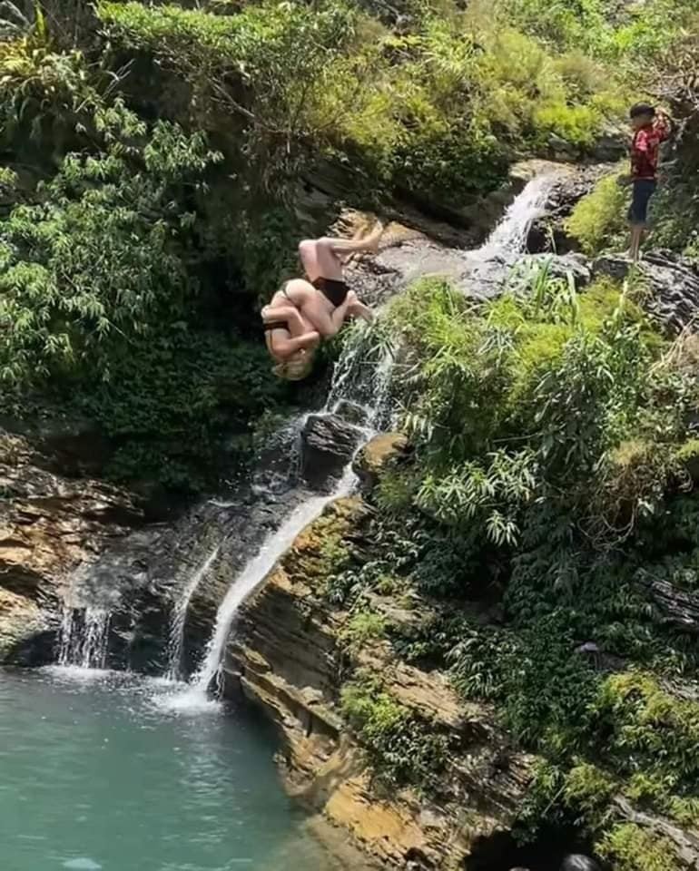 khach tay tam thac anh 2