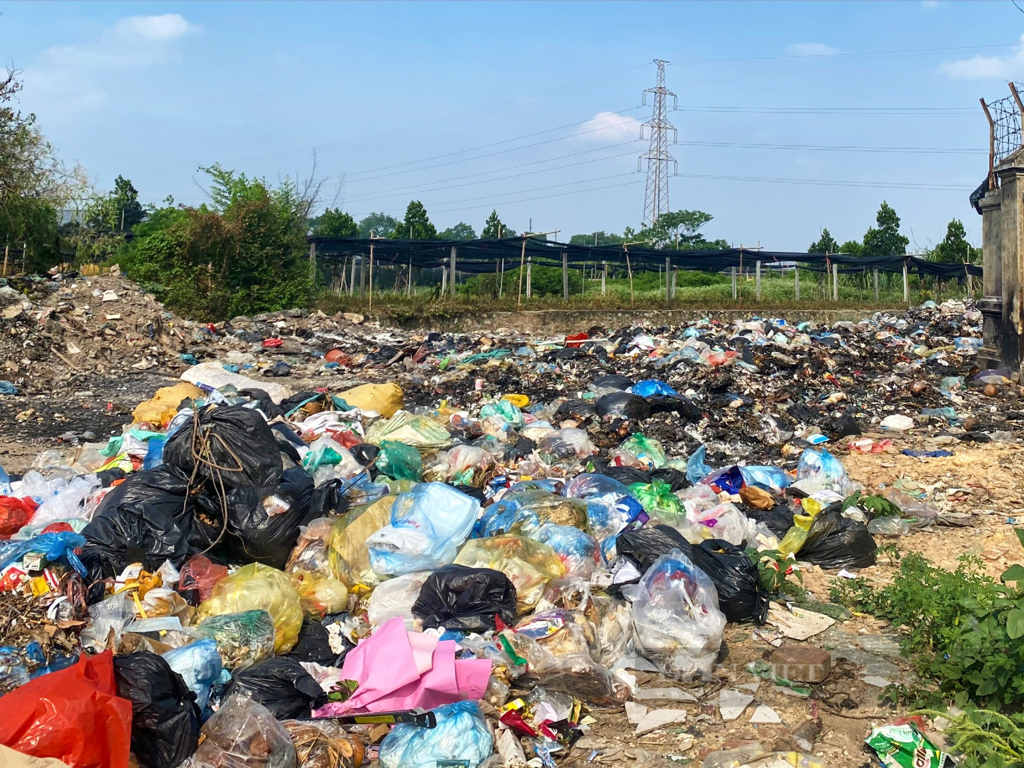 Rác thải chất thành &quot;núi&quot; tại cụm công nghiệp Lai Xá  - Ảnh 2.