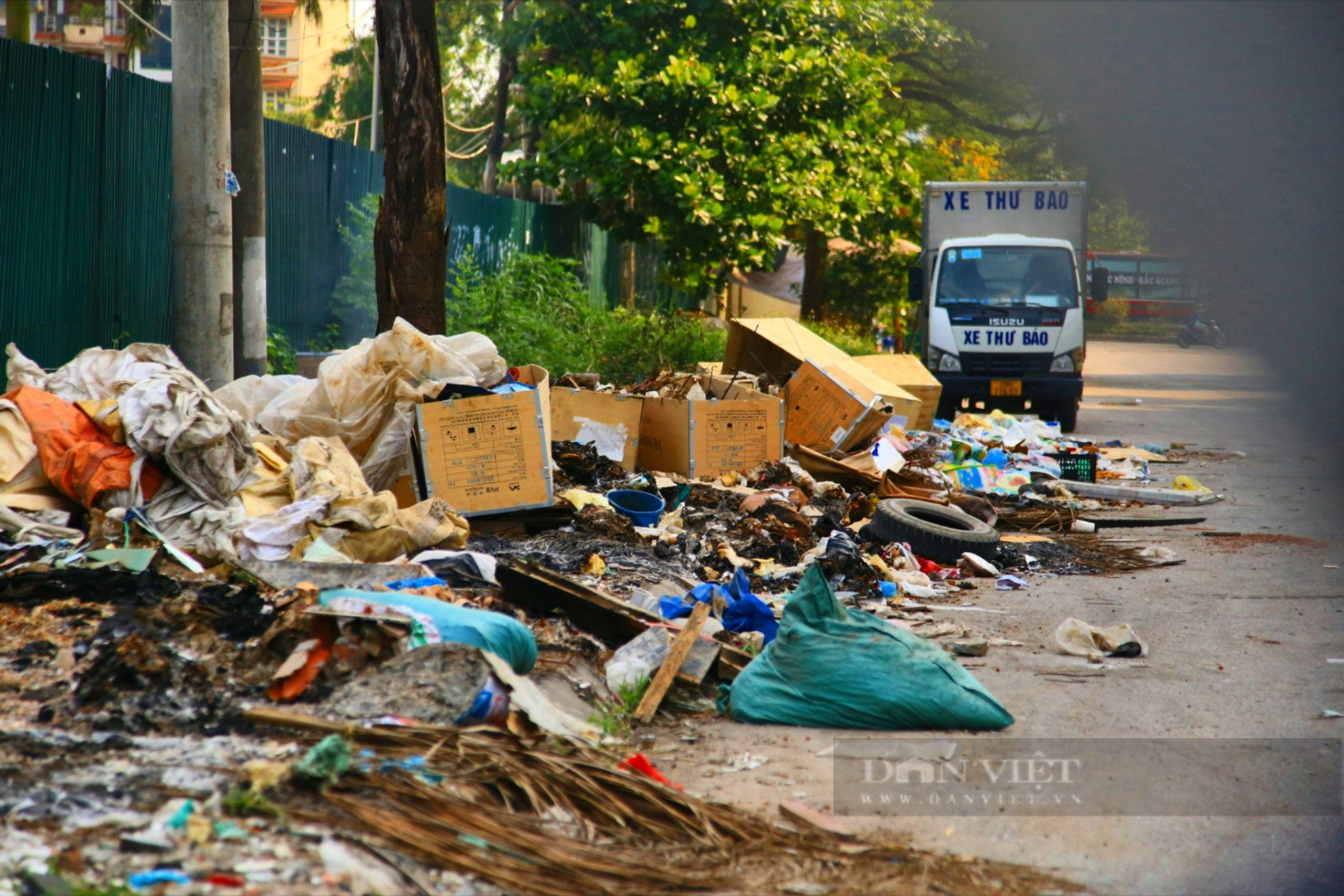 Rác thải chất thành &quot;núi&quot; tại cụm công nghiệp Lai Xá  - Ảnh 3.