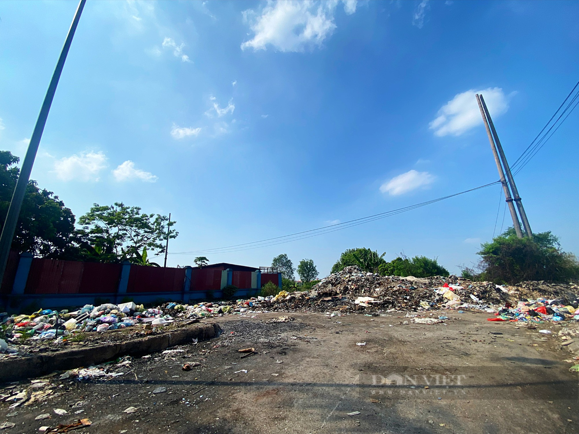 Rác thải chất thành &quot;núi&quot; tại cụm công nghiệp Lai Xá  - Ảnh 5.