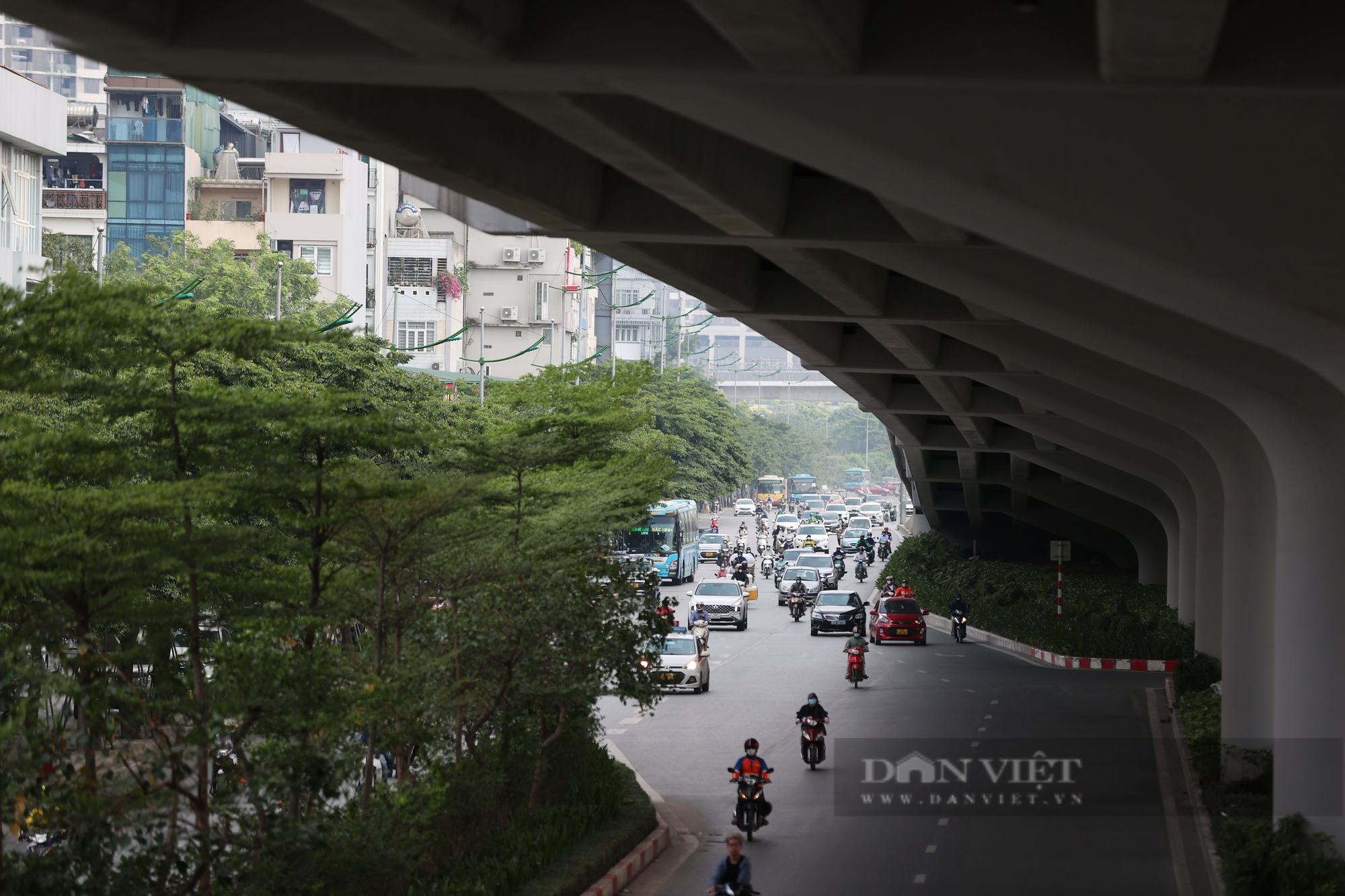 Loạt &quot;mái che&quot; khổng lồ, giúp người đi đường Thủ đô bớt khổ vì nắng nóng - Ảnh 1.