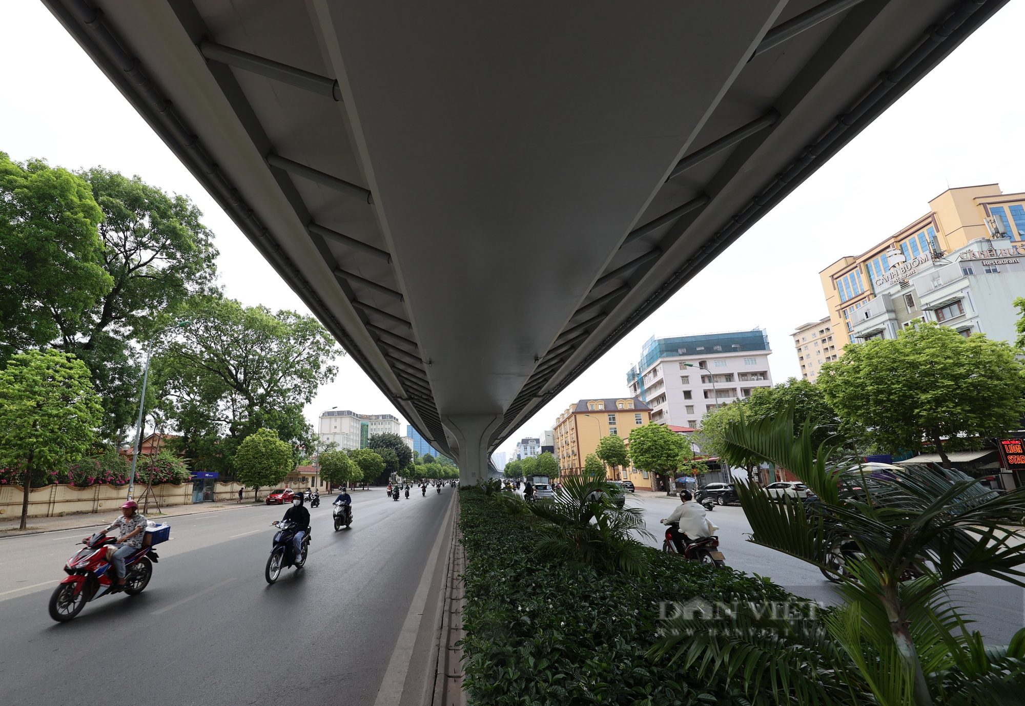 Loạt &quot;mái che&quot; khổng lồ, giúp người đi đường Thủ đô bớt khổ vì nắng nóng - Ảnh 7.