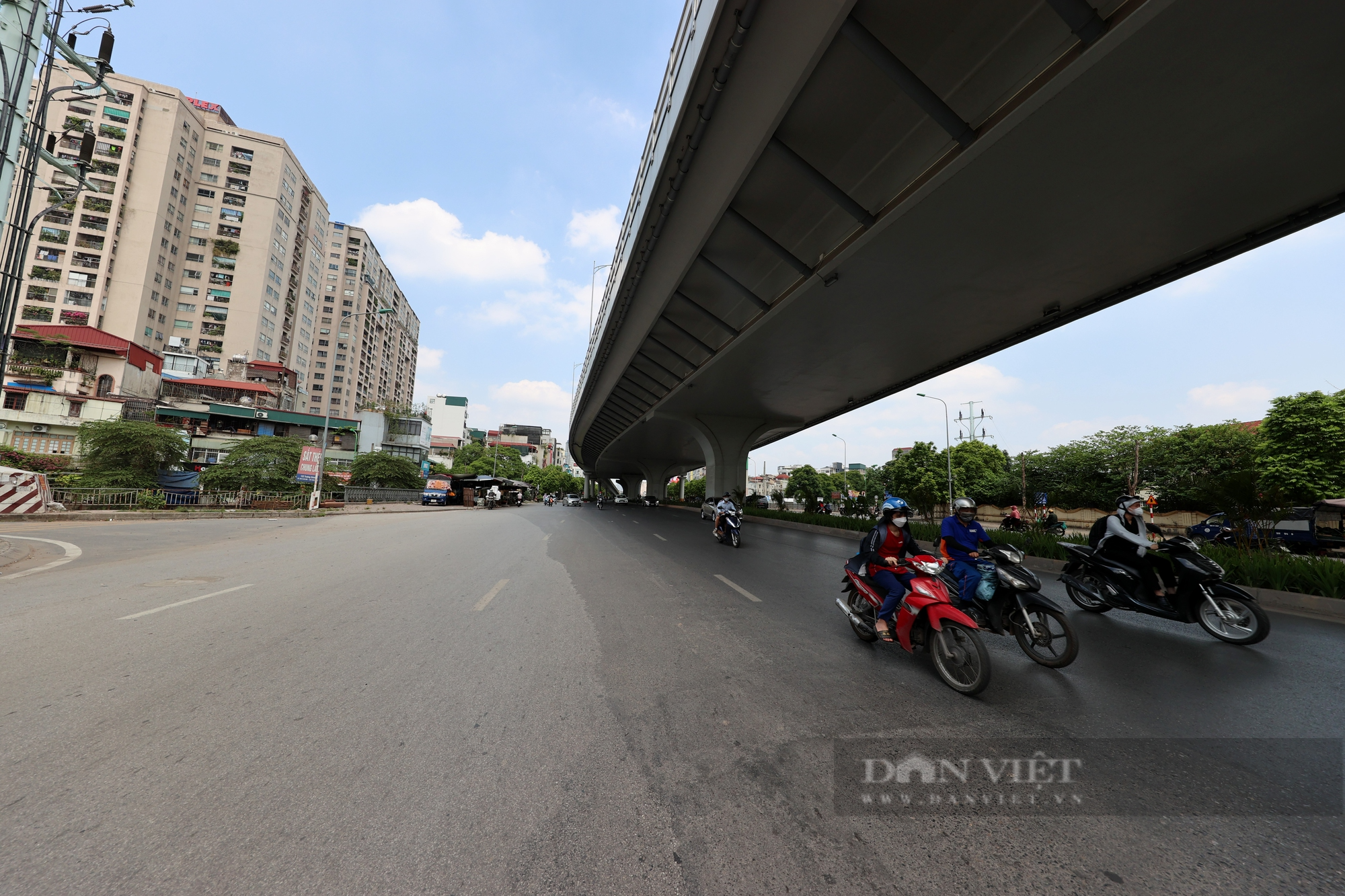 Loạt &quot;mái che&quot; khổng lồ, giúp người đi đường Thủ đô bớt khổ vì nắng nóng - Ảnh 8.