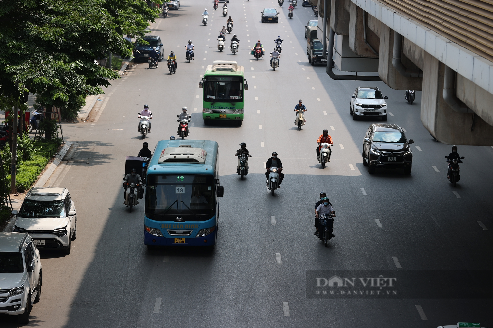 Loạt &quot;mái che&quot; khổng lồ, giúp người đi đường Thủ đô bớt khổ vì nắng nóng - Ảnh 10.