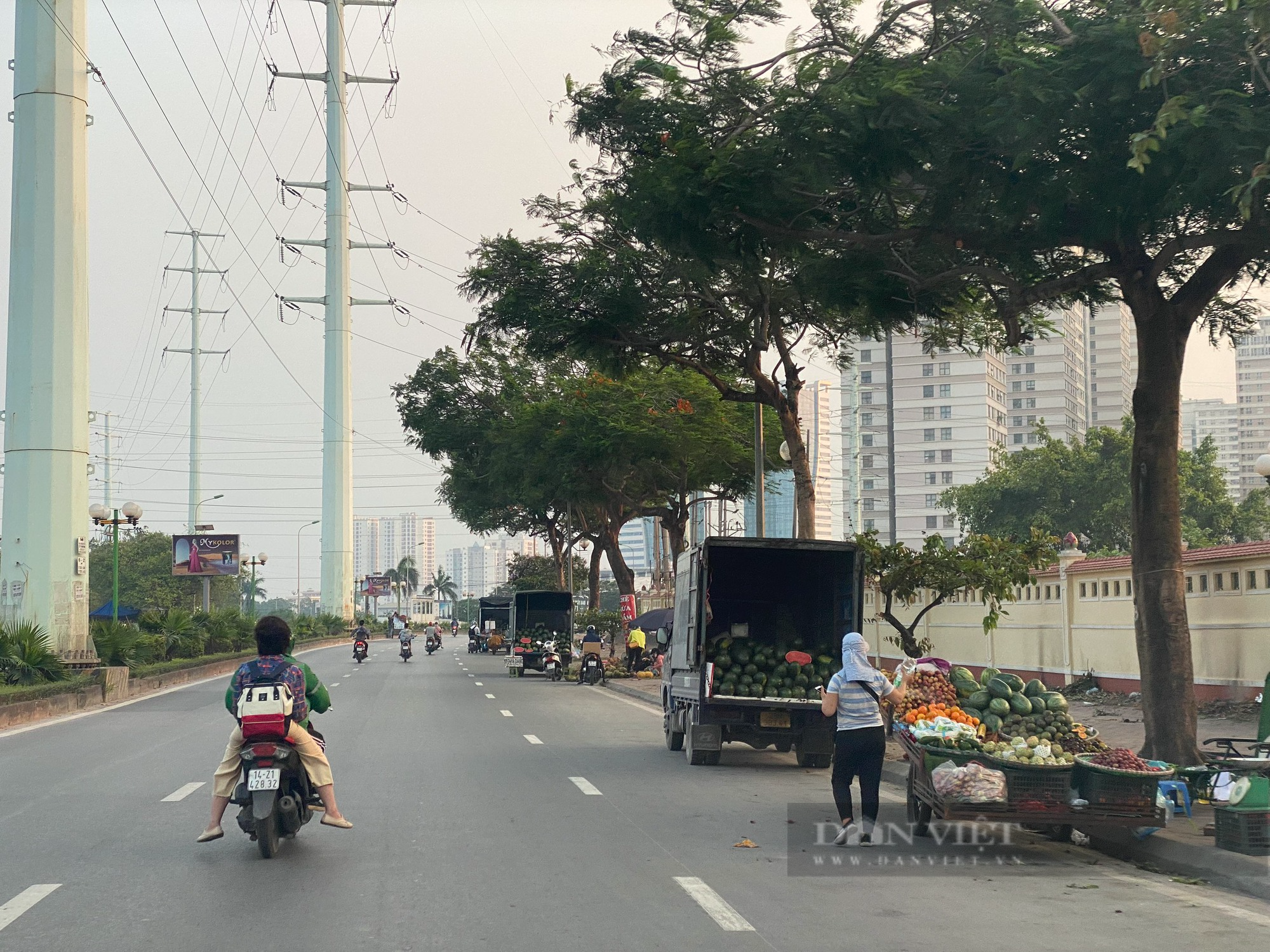Hàng dài ô tô tải và người dân bất chấp &quot;lệnh cấm&quot; lấn chiếm lòng đường bán hàng - Ảnh 1.