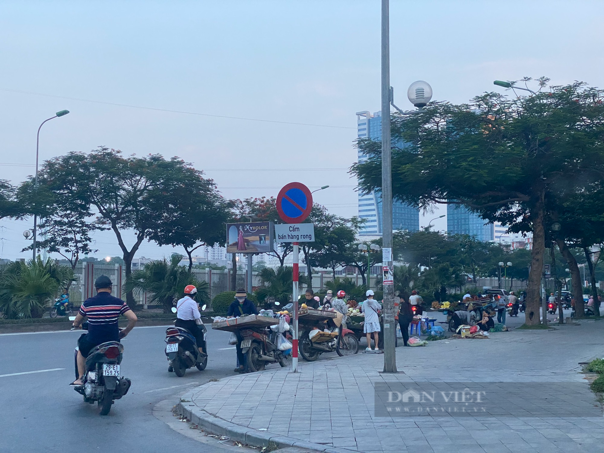 Hàng dài ô tô tải và người dân bất chấp &quot;lệnh cấm&quot; lấn chiếm lòng đường bán hàng - Ảnh 6.
