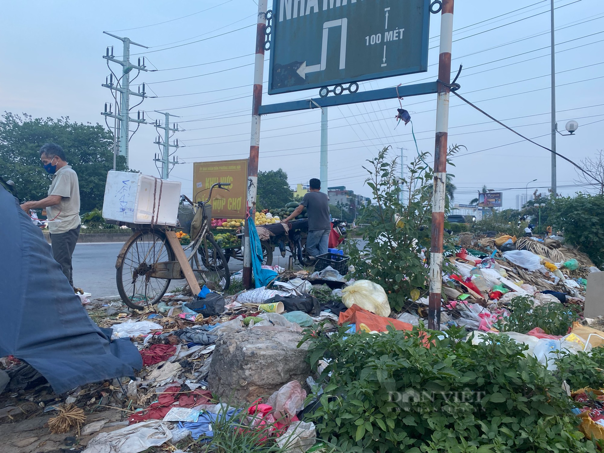 Hàng dài ô tô tải và người dân bất chấp &quot;lệnh cấm&quot; lấn chiếm lòng đường bán hàng - Ảnh 7.