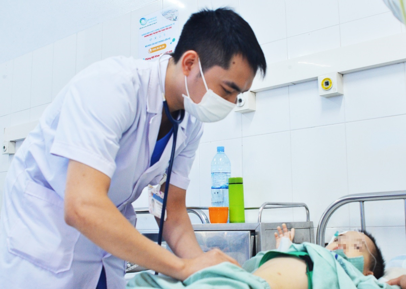 Bệnh viện Bãi Cháy: Cứu bệnh nhi 3 tuổi bị sốc giảm thế tích nguy kịch do tiêu chảy cấp - Ảnh 1.