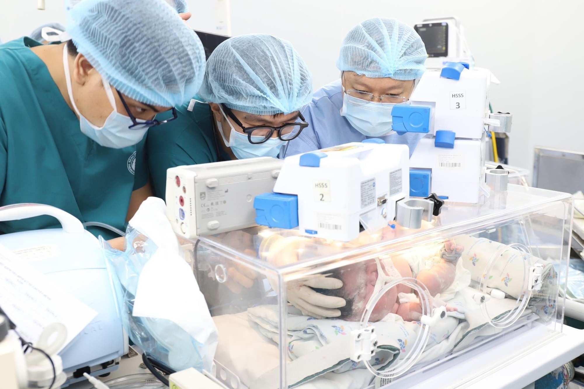 Vừa mổ lấy thai, vừa phẫu thuật thông đường thở cho bé sơ sinh bị khối bướu to 10cm chèn ép vùng họng - Ảnh 3.