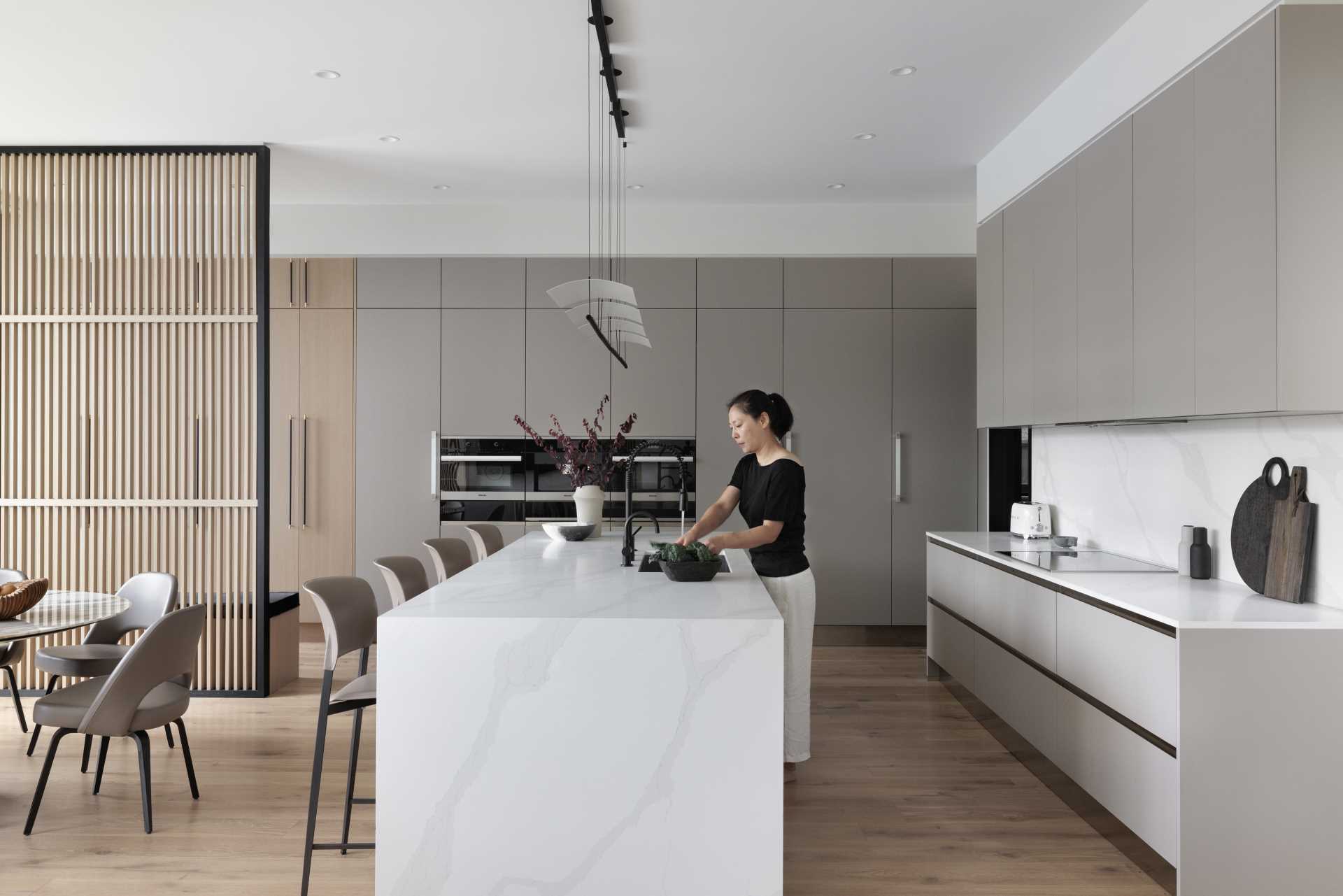 Ngôi nhà bọc kính và kim loại để tránh tác động của thời tiết  - Ảnh 8.