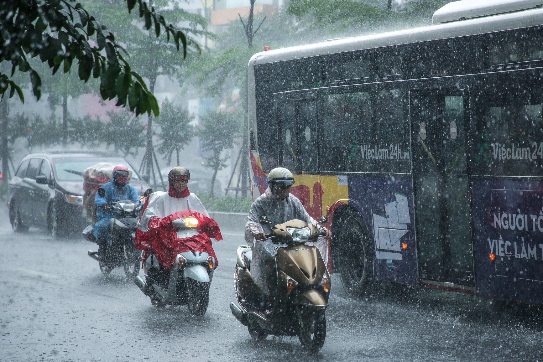 Miền Bắc nắng nóng hơn 40 độ C, khi nào thì sẽ có mưa dông giải nhiệt? - Ảnh 1.