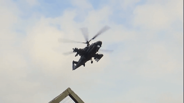 Trực thăng Ka-52 Nga trúng hỏa lực nát đuôi nhưng vẫn bay về được căn cứ - Ảnh 12.