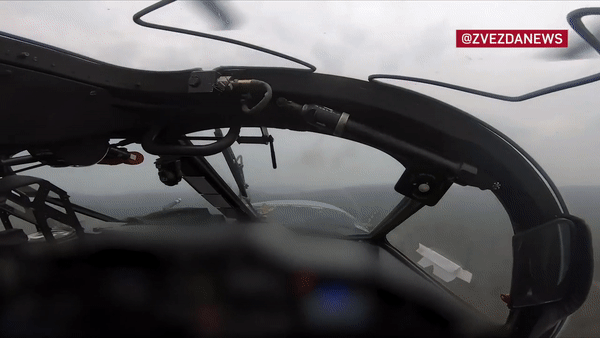 Trực thăng Ka-52 Nga trúng hỏa lực nát đuôi nhưng vẫn bay về được căn cứ - Ảnh 14.