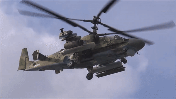 Trực thăng Ka-52 Nga trúng hỏa lực nát đuôi nhưng vẫn bay về được căn cứ - Ảnh 7.