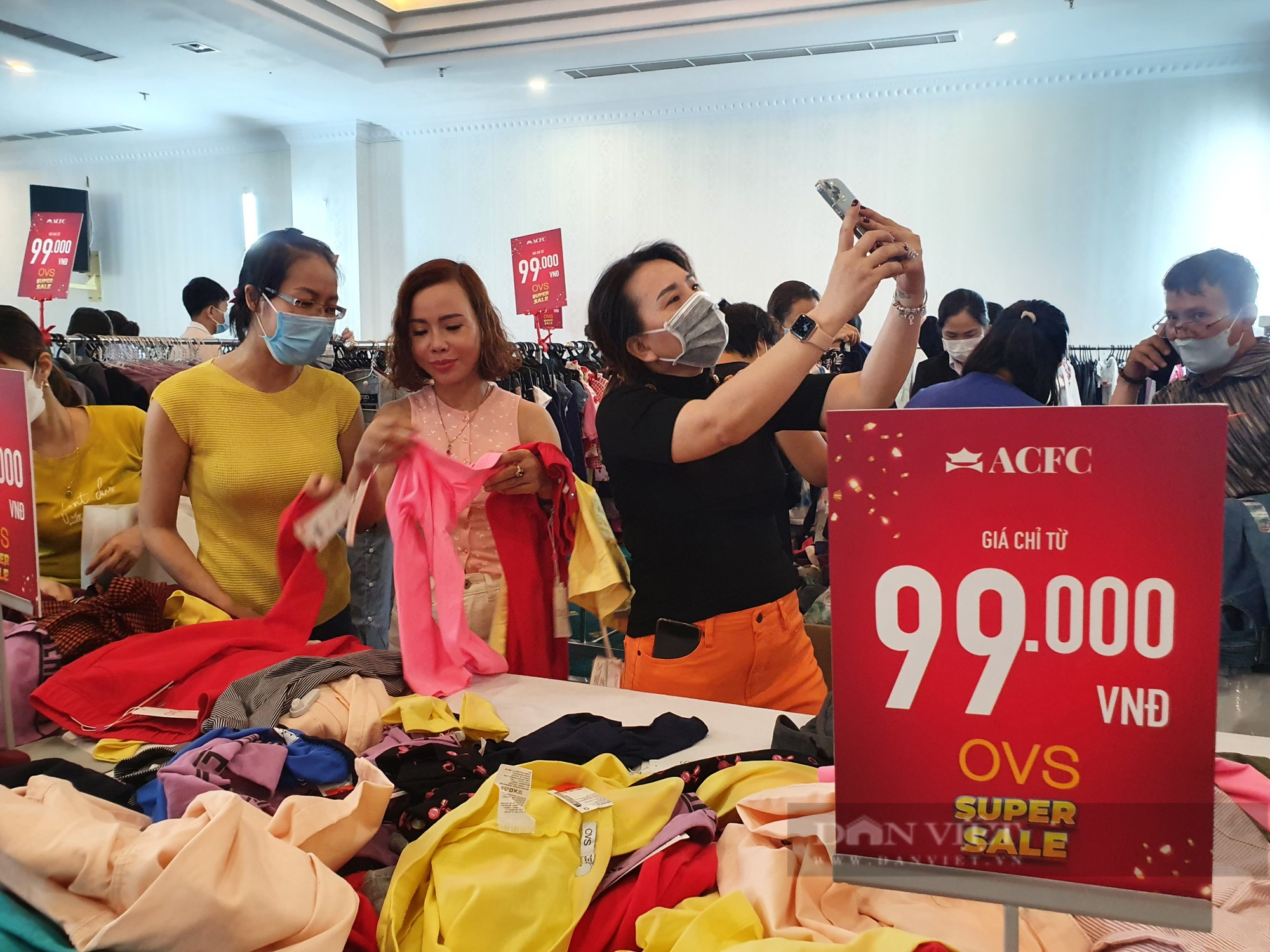 Người dân TP.HCM được nhắn tin “mời” đi mua sắm, khuyến mãi lên đến 100% - Ảnh 1.