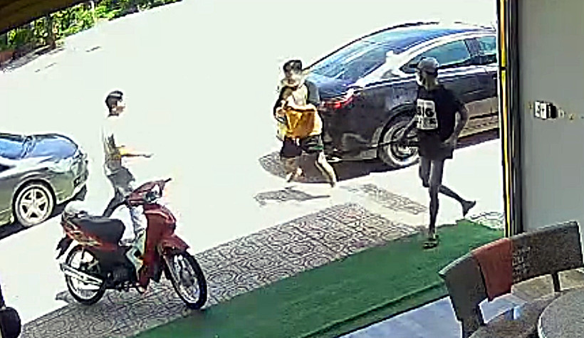 Khởi tố vụ án, bắt tạm giam 7 bị can liên quan đến vụ dùng súng bắn vào tiệm cầm đồ - Ảnh 3.