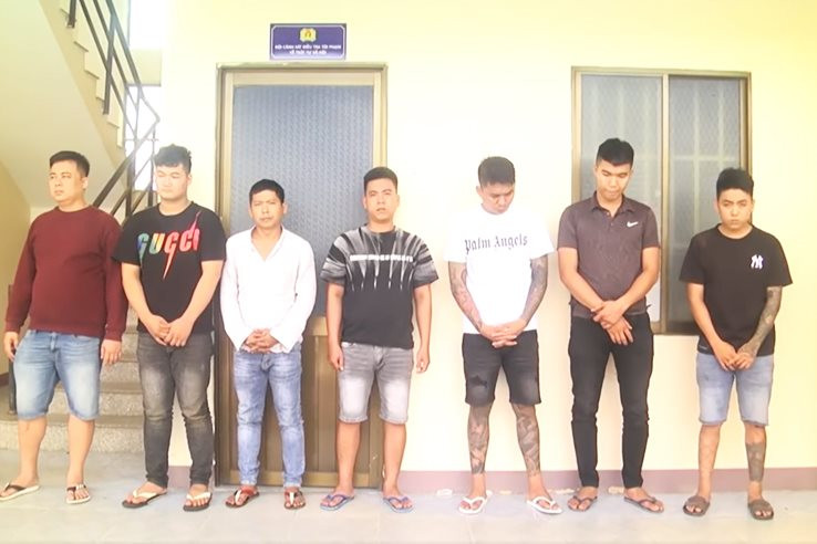 Khởi tố vụ án, bắt tạm giam 7 bị can liên quan đến vụ dùng súng bắn vào tiệm cầm đồ - Ảnh 1.