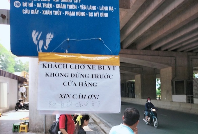 Hà Nội: Chủ quán treo biển &quot;không biết chữ à&quot; đuổi khéo người chờ xe buýt - Ảnh 1.