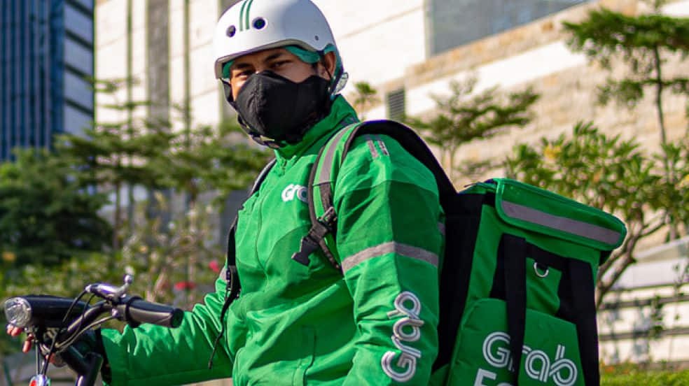 Cạnh tranh gay gắt trong lĩnh vực gọi xe và giao đồ ăn, Grab sắp có đợt sa thải lớn nhất từ sau đại dịch - Ảnh 1.