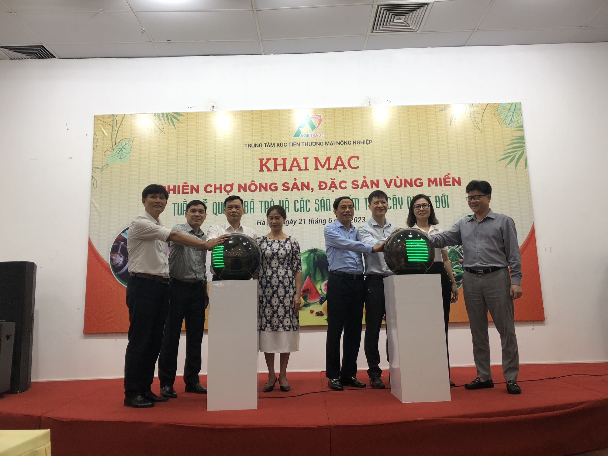Khai mạc phiên chợ - Ảnh 1.