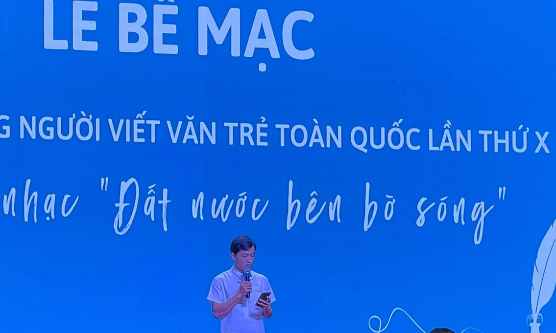 Nhà thơ, nhà văn hiện nay có thể sống được bằng &quot;ngòi bút&quot; không? - Ảnh 1.