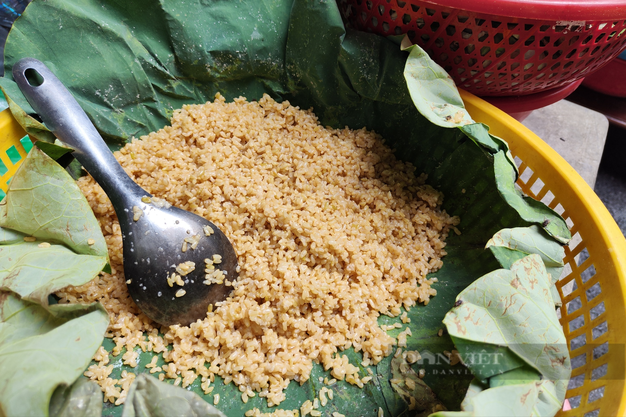 Bên trong &quot;thủ phủ&quot; cơm rượu ngày Tết Đoan Ngọ ở Hà Nội - Ảnh 1.