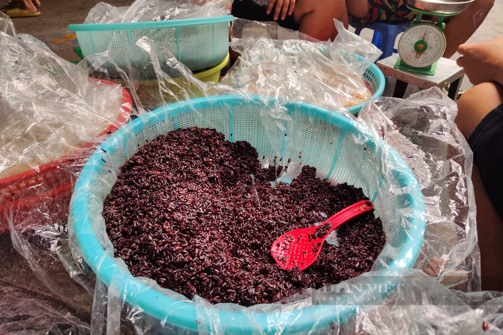 Bên trong &quot;thủ phủ&quot; cơm rượu ngày Tết Đoan Ngọ ở Hà Nội - Ảnh 5.