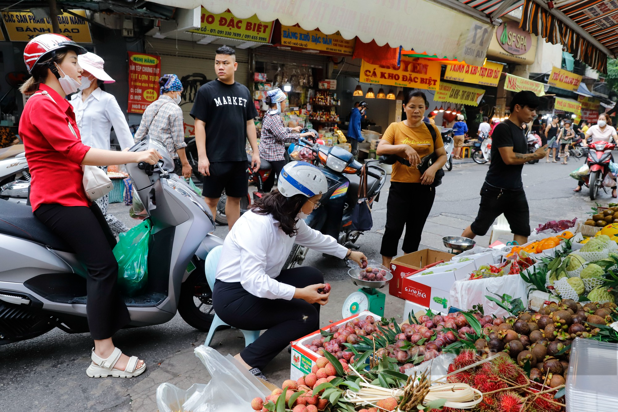 &quot;Chợ nhà giàu&quot; Hà Nội bán mâm cúng Tết Đoan Ngọ giá 600.000 đồng  - Ảnh 1.