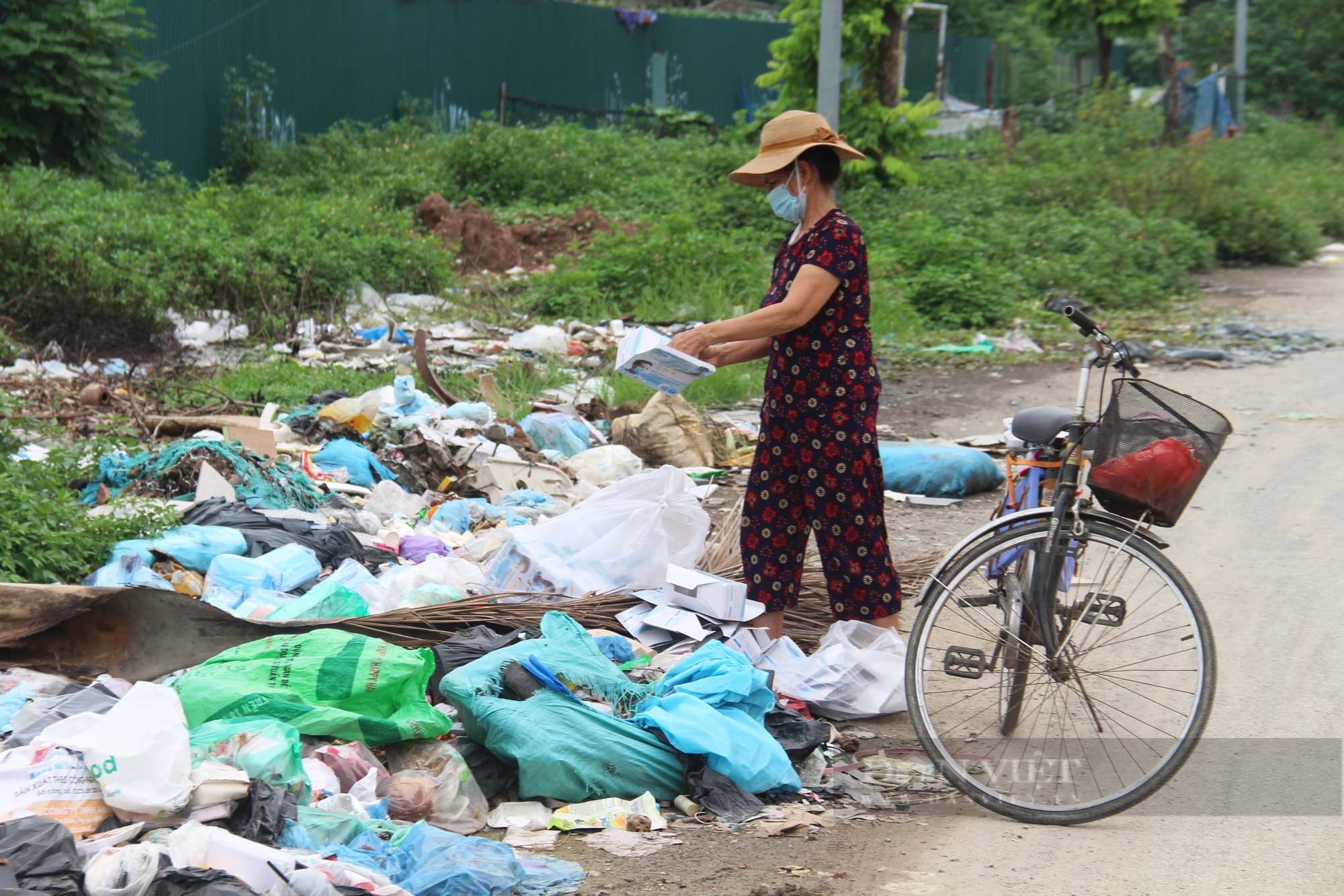 Bãi rác khổng lồ án ngữ trên tuyến đường trăm tỷ ở Thủ đô - Ảnh 5.