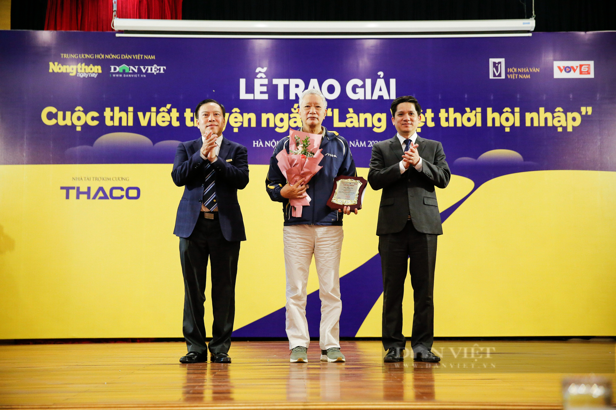 Nhà thơ, nhà văn hiện nay có thể sống được bằng &quot;ngòi bút&quot; không? - Ảnh 2.