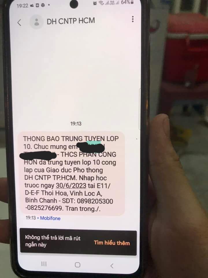 Nhắn tin thông báo trúng tuyển lớp 10, một trung tâm &quot;phanh gấp&quot; vì sai quy định - Ảnh 1.