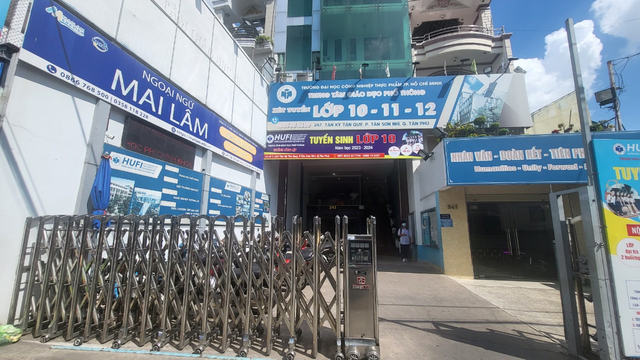 Nhắn tin thông báo trúng tuyển lớp 10, một trung tâm &quot;phanh gấp&quot; vì sai quy định - Ảnh 4.