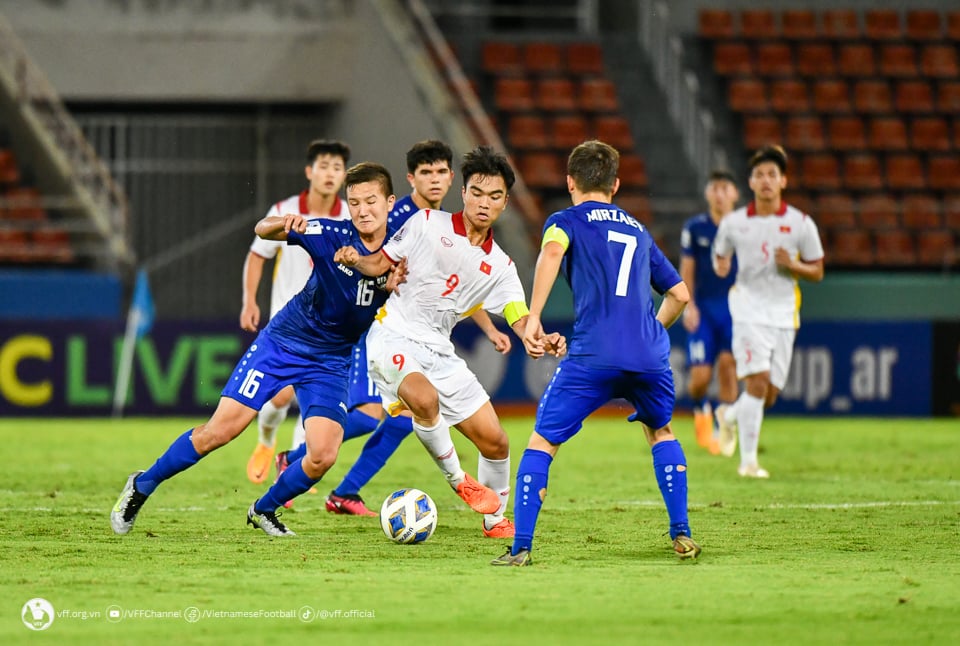 U17 Việt Nam thua U17 Uzbekistan, HLV Hoàng Anh Tuấn nói gì? - Ảnh 1.