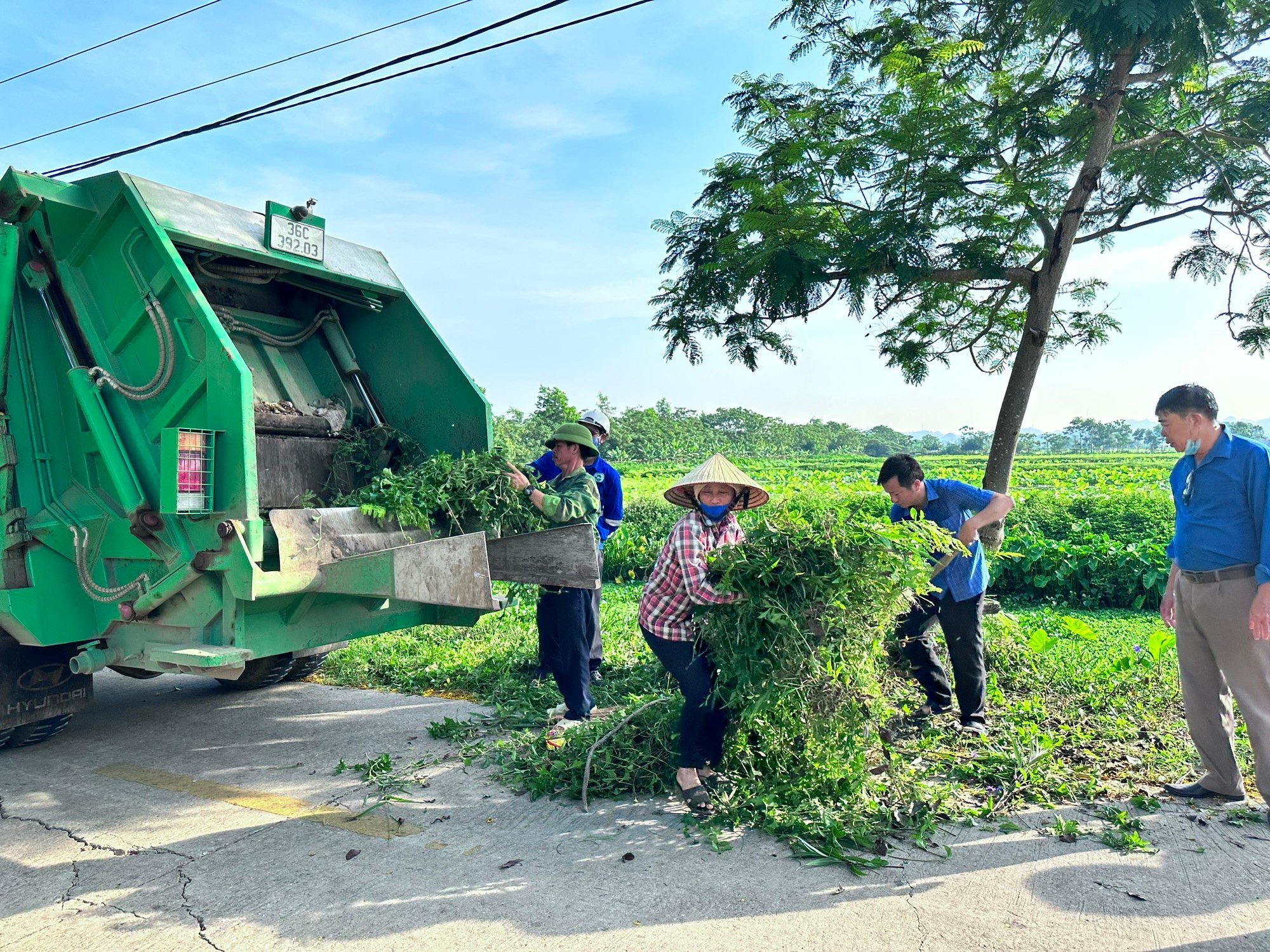 Hàng trăm người dân một xã ở Thanh Hóa rủ nhau phát cỏ, quét dọn đường sá sạch tinh tươm  - Ảnh 1.