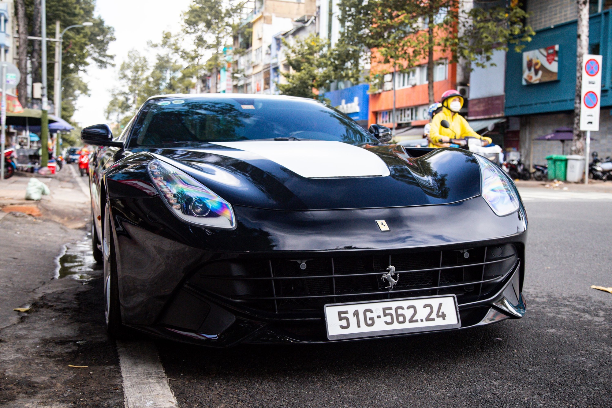 Ông Đặng Lê Nguyên Vũ lần đầu lái Ferrari F12 Berlinetta xuống phố - Ảnh 3.