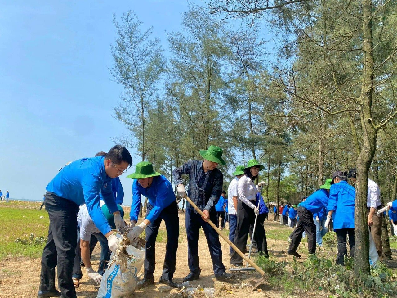 Hàng trăm người dân một xã ở Thanh Hóa rủ nhau phát cỏ, quét dọn đường sá sạch tinh tươm  - Ảnh 3.