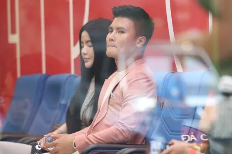 Quang Hải cùng bạn gái Chu Thanh Huyền đến kí kết hợp đồng với CLB CAHN - Ảnh 3.