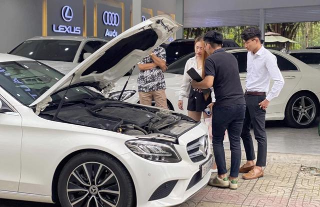 Thị trường ô tô cũ lao dốc, người tiêu dùng có cơ hội mua xe giá rẻ - Ảnh 2.