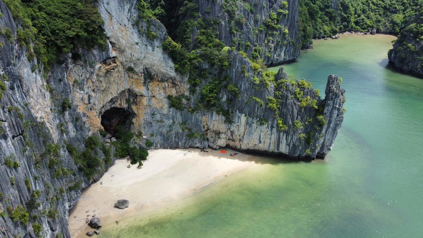 Ở một nơi trên Vịnh Hạ Long có hòn đảo tên lạ, đọc dễ nhớ nhưng không phải ai cũng đã đặt chân lên - Ảnh 1.
