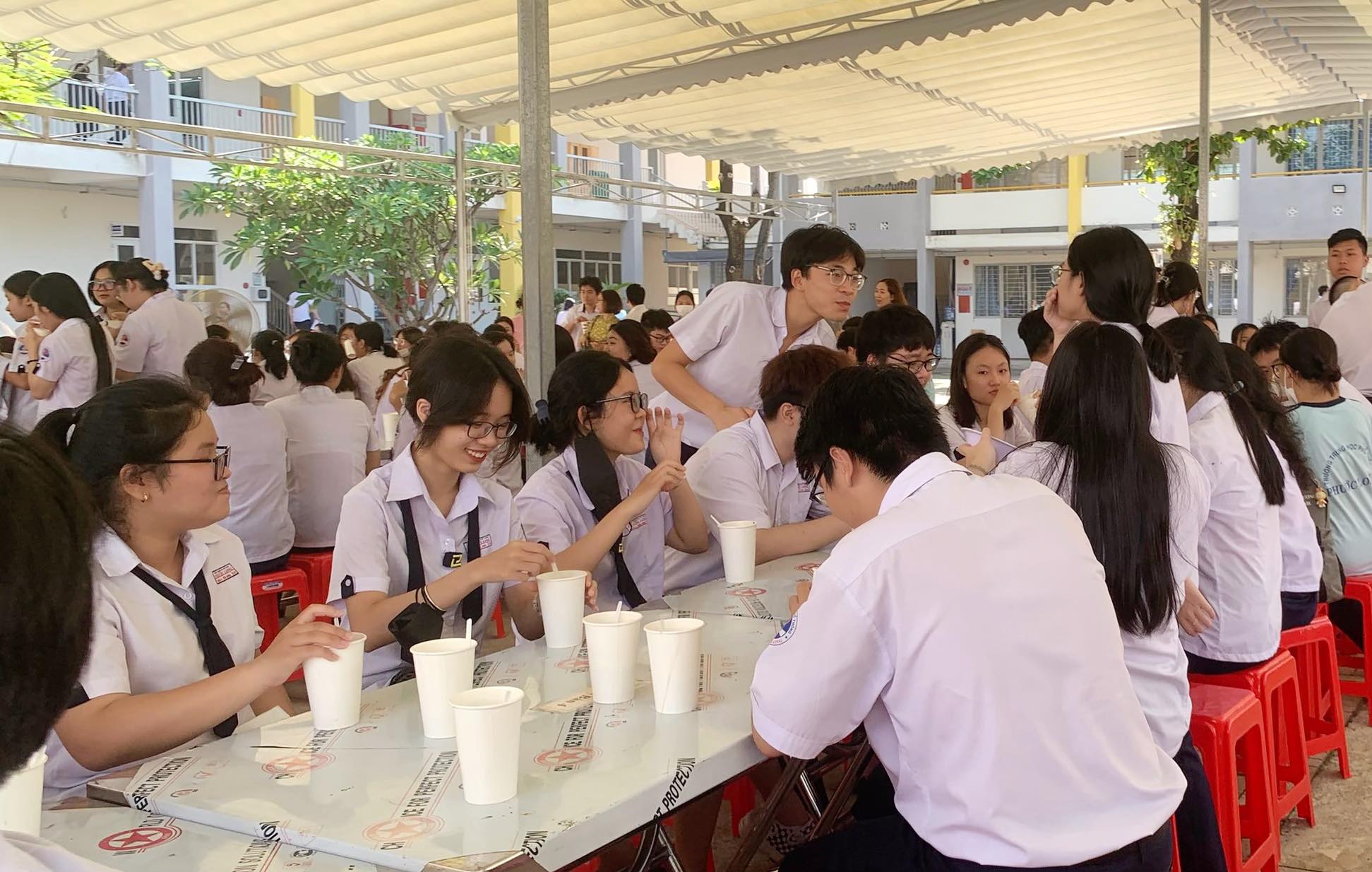 Học sinh được bồi dưỡng &quot;thần dược&quot; vừa giải nhiệt mùa hè, vừa may mắn trước kỳ thi tốt nghiệp THPT - Ảnh 4.