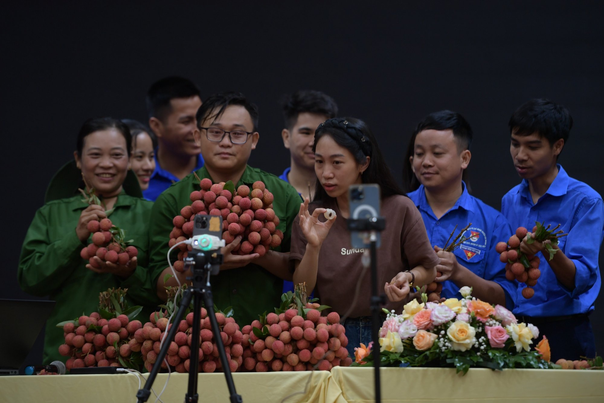 Khi các KOL lên mạng bán vải thiều, mỳ Chũ, trong 4 tiếng chốt hơn 5.182 đơn, doanh thu 886 triệu đồng - Ảnh 1.